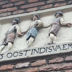 Kacheln zeigen, wer hier früher gewohnt oder gearbeitet hat