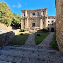 Samos, un Monasterio enorme en el medio de la nada.