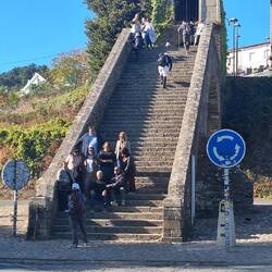 Bueno, quedaba esta escalera que me.esperaba al llegar a destino. Casi me desmayo al verla.
