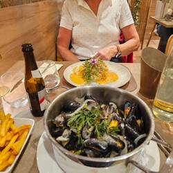 Marinierte Muscheln mit Frites