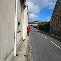 Schmaler Fußweg an der schnellstraße