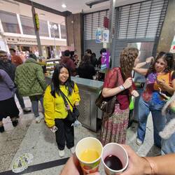 warmes peruanisches Frühstücksgetränk aus Quinoa, Obst, Gewürzen/ Softdrink aus rotem Mais