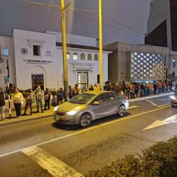 Schlange an der Bushaltestelle