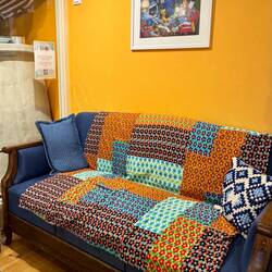 Im Museum steht ein Sofa wie auf dem Bild mit Karlson.