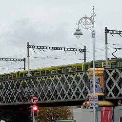 Eine S-Bahn fährt hier auch