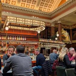 In einer ehemaligen Bank gibt es weiterhin Prozente