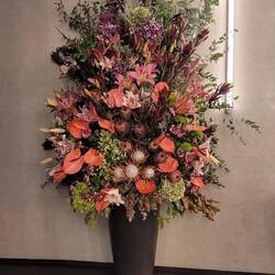 ein Riesen Blumenbouquet in der Damentoilette im Hangar 7! Alles echte, frische Blumen !!