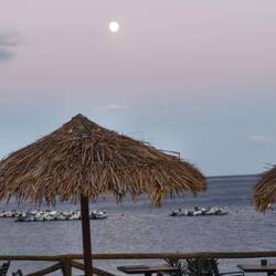 Fast Vollmond über Cala Gonone