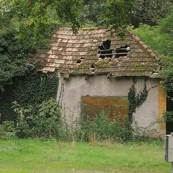 Die dazugehörenden Gebäude zerfallen....