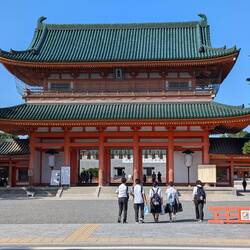 Schoolchildren at the entrance to Heian Jingu Shrine
