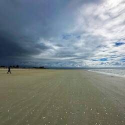 Strandspaziergang am Strand in Nelson. Der nächste Regen naht