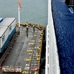 Drei Mann um alle dicken Leinen zu lösen!