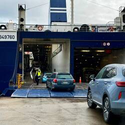 Nachdem alle Laster drin sind, kommen die PkWs dran