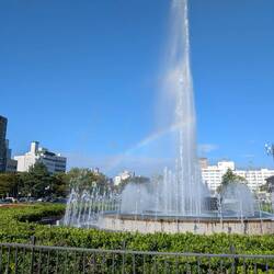 Springbrunnen mit Regenbogen