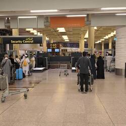 Am Eingang die erste Gepäckkontrolle