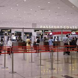 Wenig los an der Passkontrolle - dennoch dauert es gefühlt ne Ewigkeit bis die Stempel drin sind.