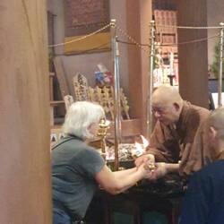 Segen erhalten vom Oberpriester