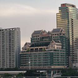 TEMPEL AUF DEM DACH EINES HAUSES