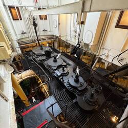 Riesige Dampfmaschine