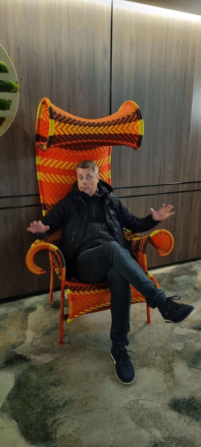 André der 1. Auf dem Thron vorm Aufzug