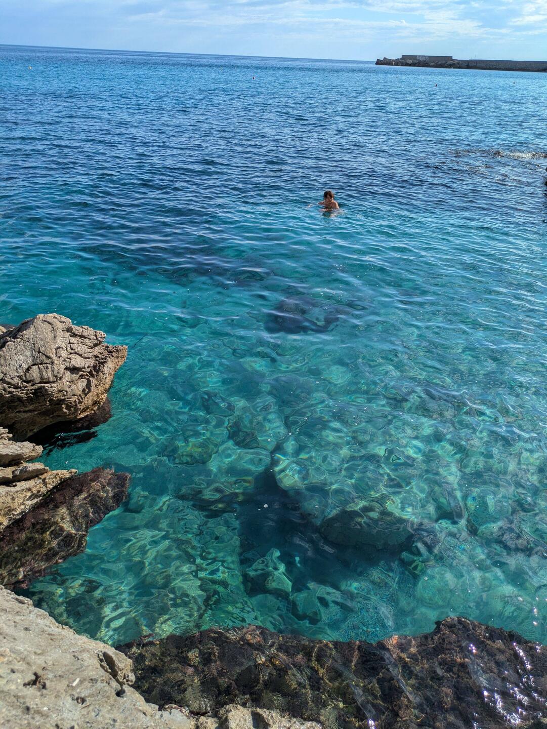 Anna genießt das herrliche Wasser