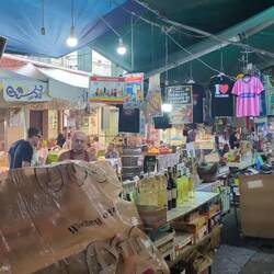 Halbstündiger, starker Regenguss auf dem Mercato Ballaro