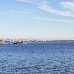 Vancouver von See aus und im Hintergrund der Olymic Mountain(USA)