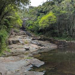 Wasserfall mit kleinem Becken zum Schwimmen