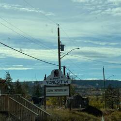 Einfahrt nach Yunesit’in, dem Dorf der Tsilhqot’in First Nation.