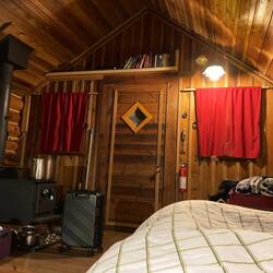 Abendruhe in der Cabin – Holzofenwärme und das Knistern des Feuers.