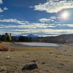 Ausgetrockneter See und die weite Wildnis.