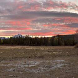 Feuriger Himmel über dem Mount Tatlow – der Tag verabschiedet sich grandios.