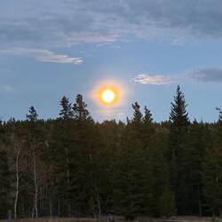 Abendstimmung am Big Lake – die Sonne versinkt hinter den Wäldern.