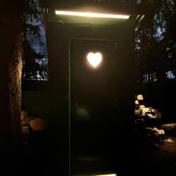 Das charmante Herz im Dunkeln – Outdoor-Badezimmer auf kanadische Art.