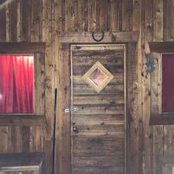 Unsere kleine Cabin – rustikal, gemütlich und mitten in der Wildnis.