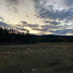 Der Tag neigt sich dem Ende – letzte Lichtstrahlen über dem Big Lake.