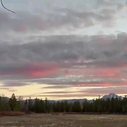 Feuriger Himmel über dem Mount Tatlow – der Tag verabschiedet sich grandios.
