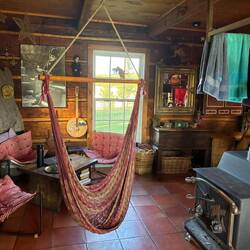 Wohnbereich im Blockhaus – rustikal, warm und voller liebevoller Details.