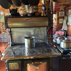 Gemütliche Küche im Blockhaus unserer Freunde am Big Lake.