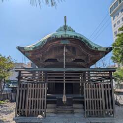 Kleiner Schrein mittendrin