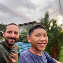 Dorfrundfahrt mit Dino auf dem Roller