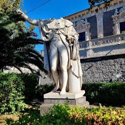 Jeder Herrscher hat immer einfach seinen Kopf draufgesetzt. Second-Hand-Statue