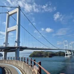 Eigene Fahrradrampen sorgen für Auf- und Abfahrten zu den Brücken