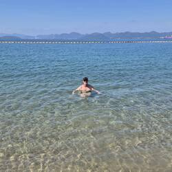 Und dann ist Christoph als einziger im 27 Grad warmen Wasser