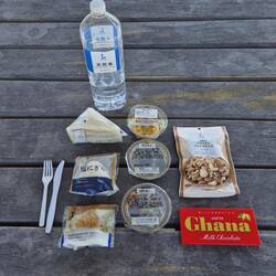 Mit japanischen Leckereien für Christine und Sandwich und Schokolade für Christoph