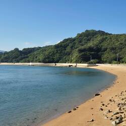 Es geht aber auch mal flach am Ufer entlang