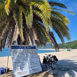 Mittagspause am Sunset Beach (der einzige offizielle Strand auf der ganzen Strecke)