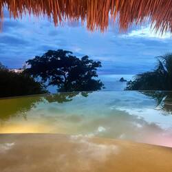 Infinity Pool im Hush Hostel, in dem wir einen Abend an der Bar waren