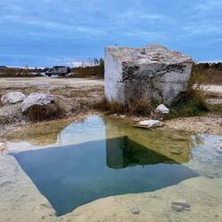 Würfel aus Marmor ausgeschnitten und neben das Loch gestellt (ca. 2,5m Kantenlänge!)
