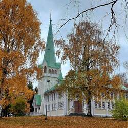 Beeindruckend die Holzkirche
